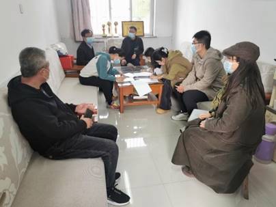 一群人圍坐在桌子邊中度可信度描述已自動生成